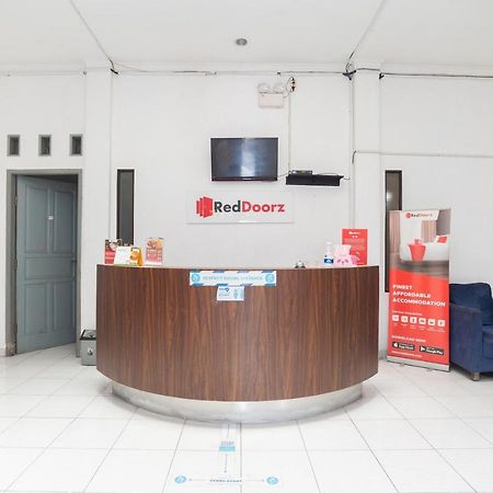 Отель Reddoorz Syariah Near Grand Galaxy Park Ceger Экстерьер фото