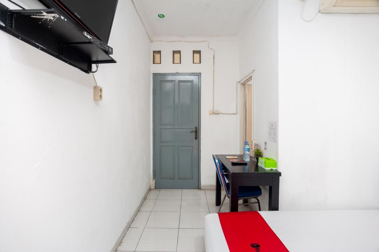 Отель Reddoorz Syariah Near Grand Galaxy Park Ceger Экстерьер фото