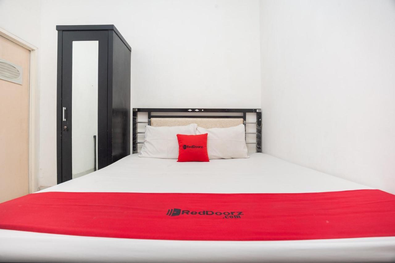 Отель Reddoorz Syariah Near Grand Galaxy Park Ceger Экстерьер фото