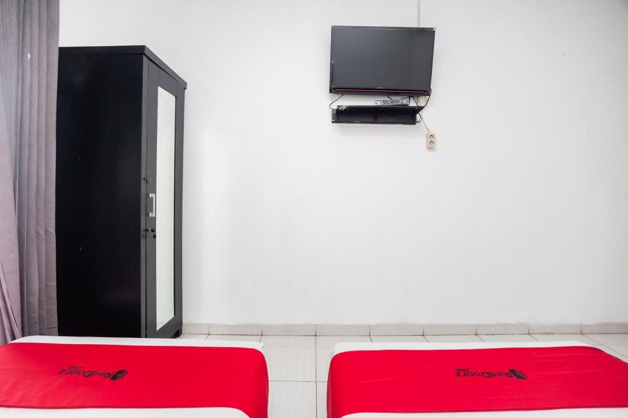 Отель Reddoorz Syariah Near Grand Galaxy Park Ceger Экстерьер фото
