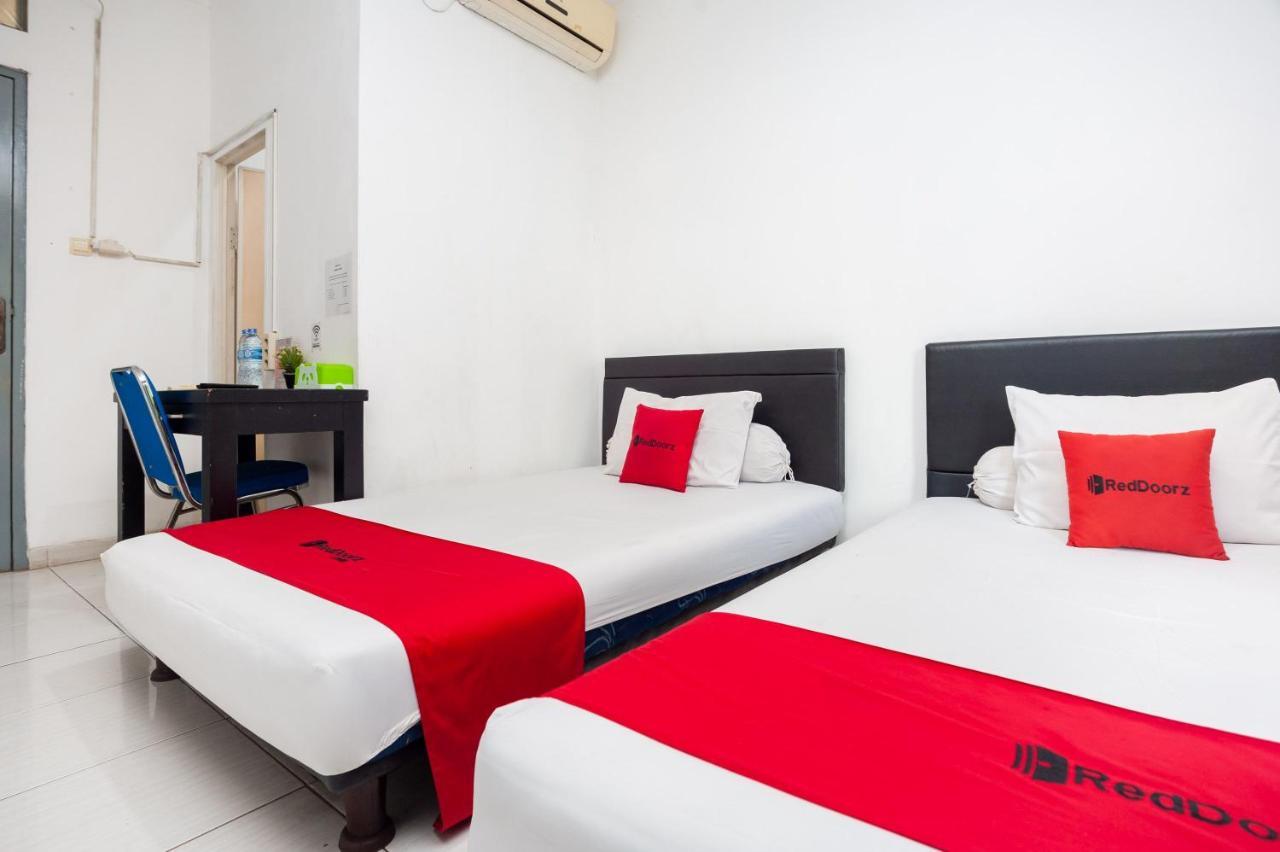 Отель Reddoorz Syariah Near Grand Galaxy Park Ceger Экстерьер фото