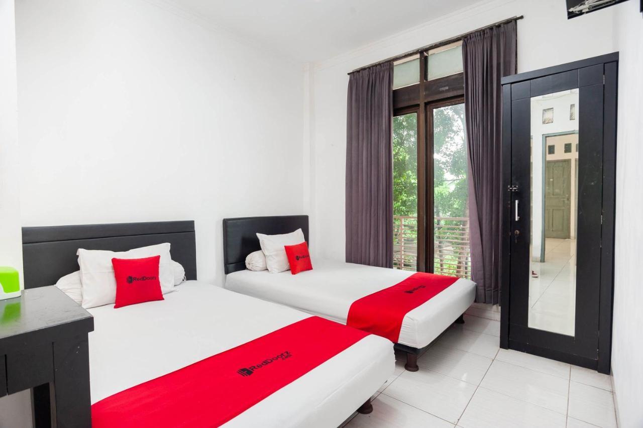 Отель Reddoorz Syariah Near Grand Galaxy Park Ceger Экстерьер фото