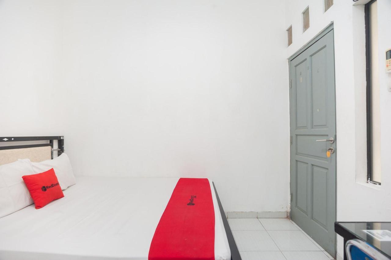 Отель Reddoorz Syariah Near Grand Galaxy Park Ceger Экстерьер фото