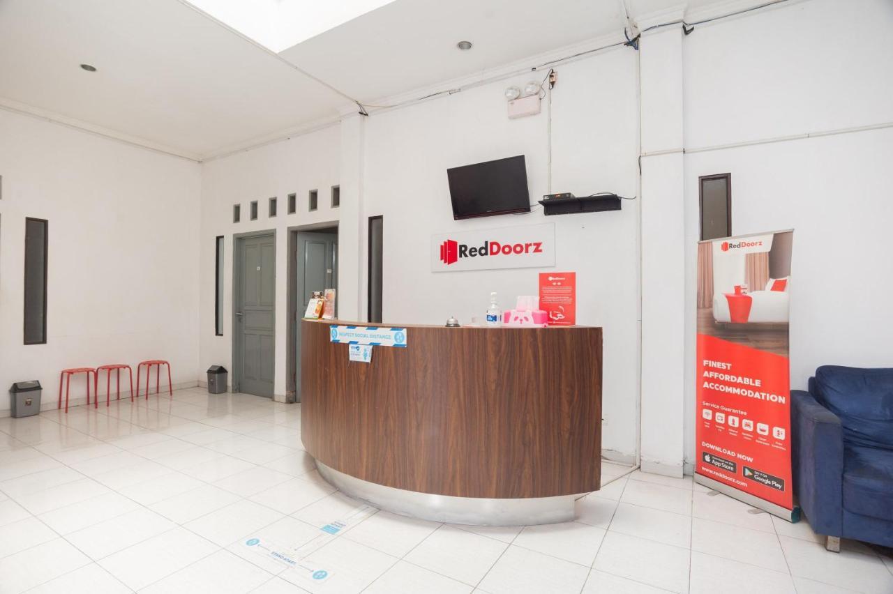 Отель Reddoorz Syariah Near Grand Galaxy Park Ceger Экстерьер фото