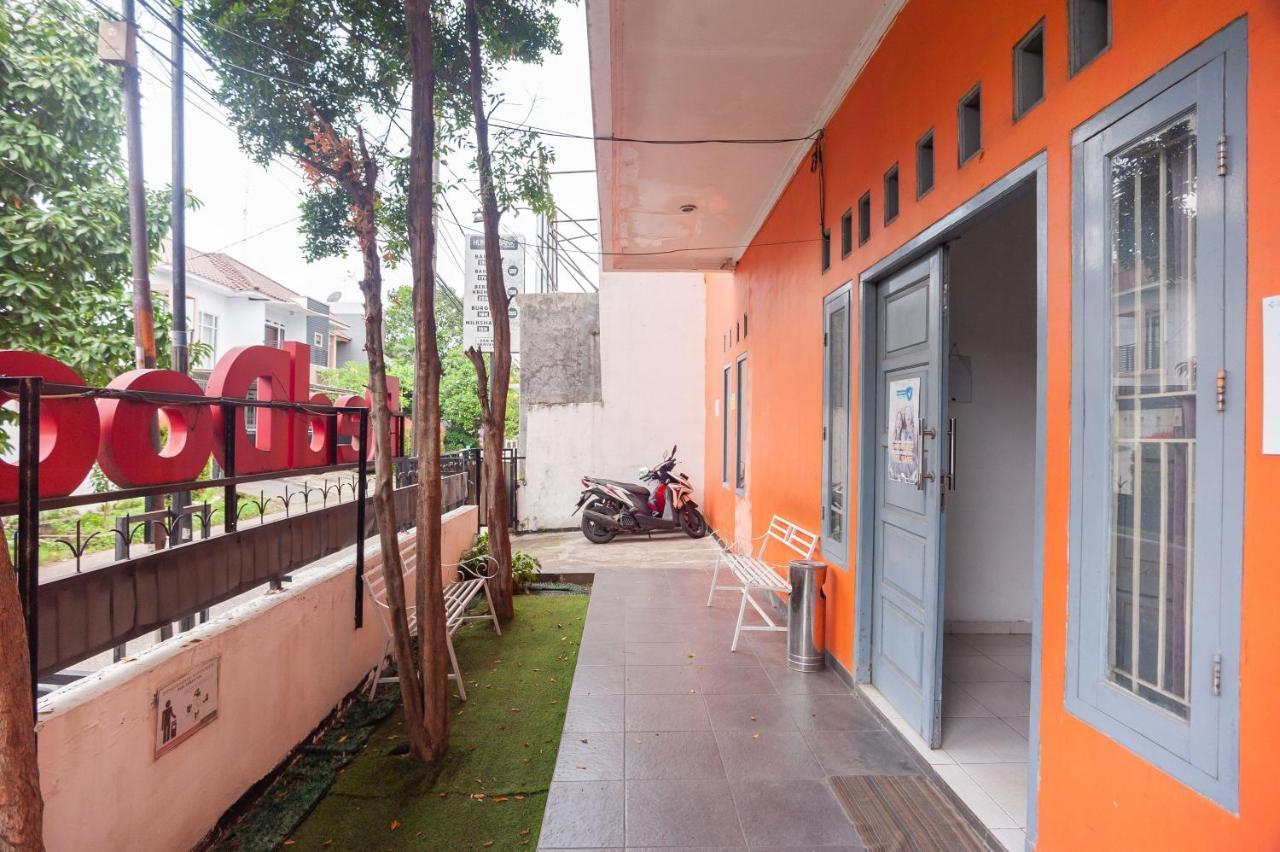 Отель Reddoorz Syariah Near Grand Galaxy Park Ceger Экстерьер фото