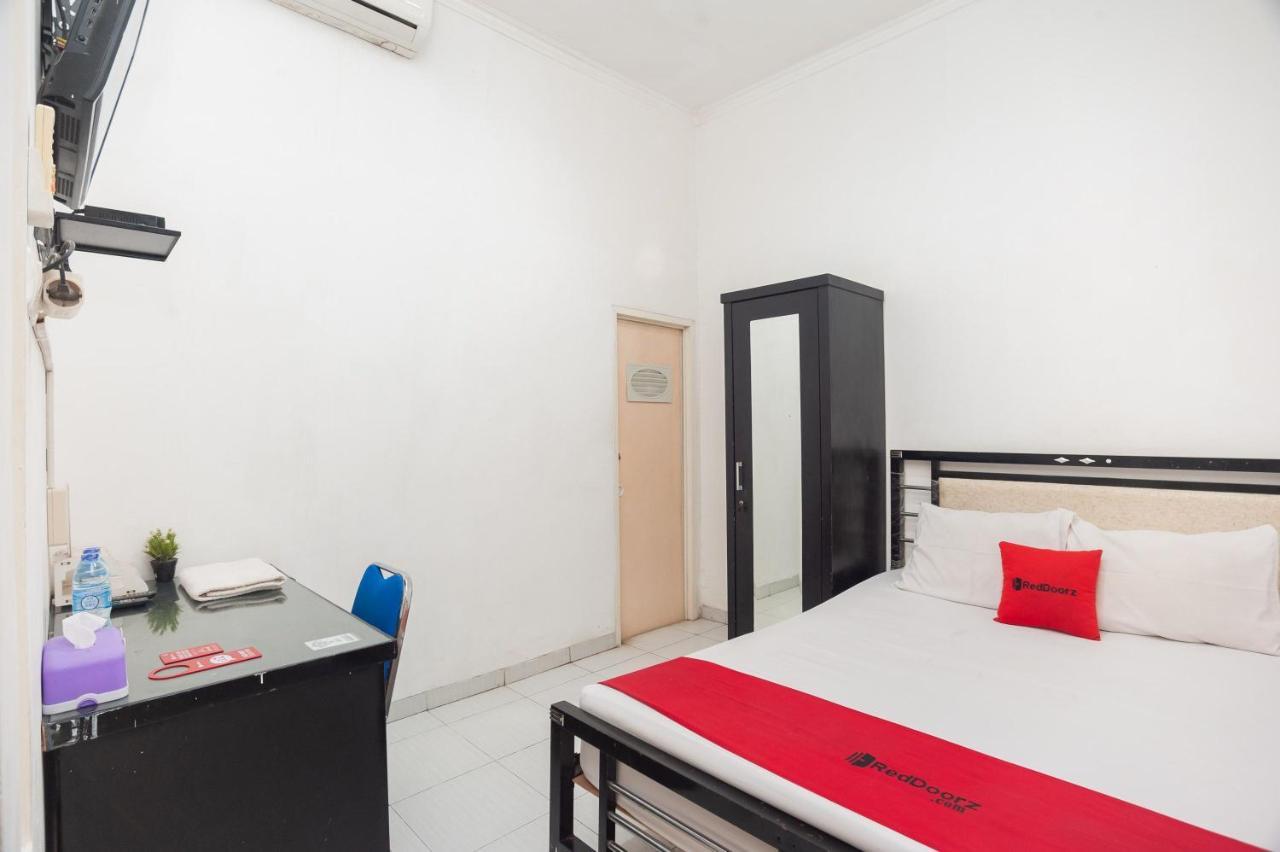 Отель Reddoorz Syariah Near Grand Galaxy Park Ceger Экстерьер фото