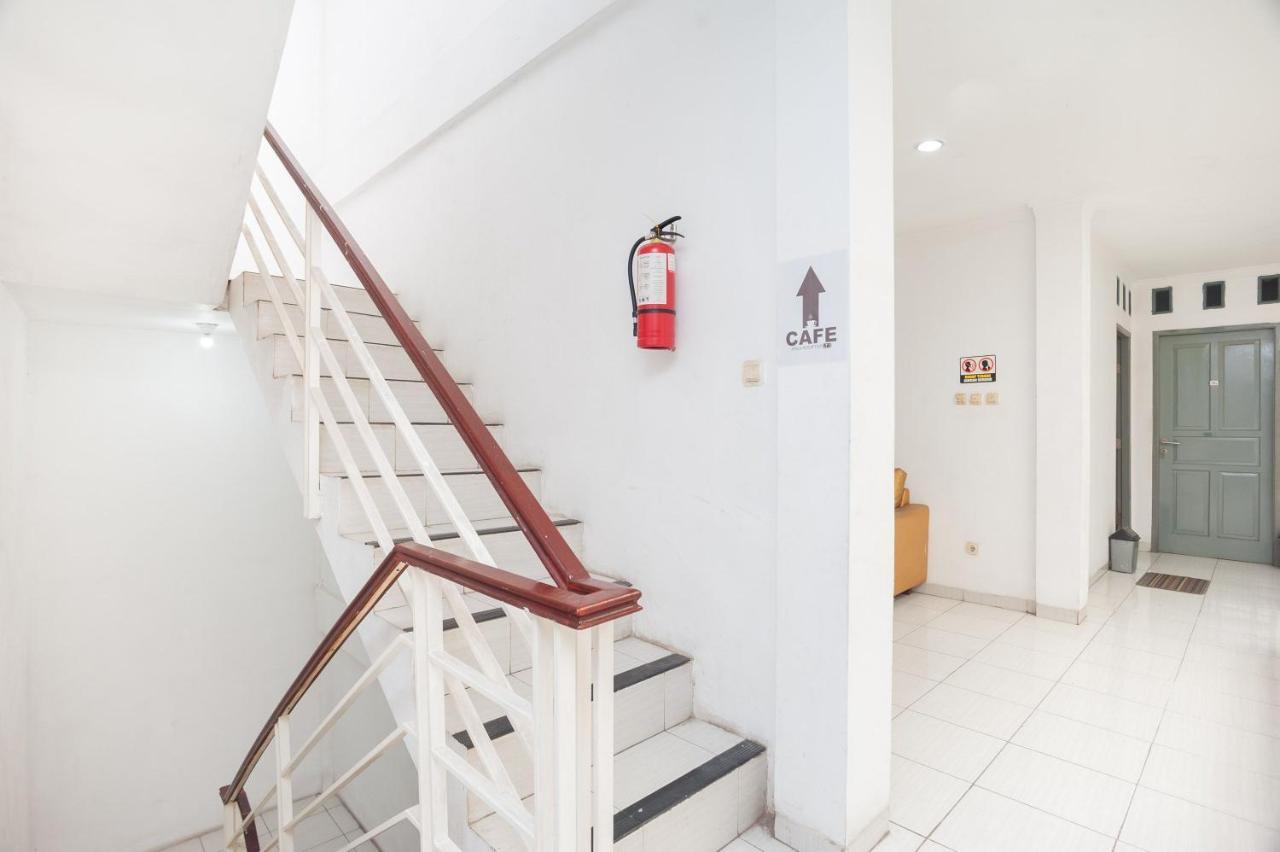 Отель Reddoorz Syariah Near Grand Galaxy Park Ceger Экстерьер фото
