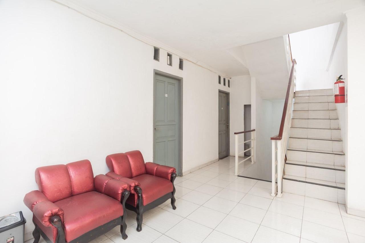 Отель Reddoorz Syariah Near Grand Galaxy Park Ceger Экстерьер фото