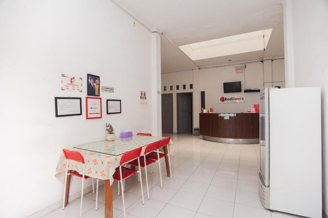 Отель Reddoorz Syariah Near Grand Galaxy Park Ceger Экстерьер фото
