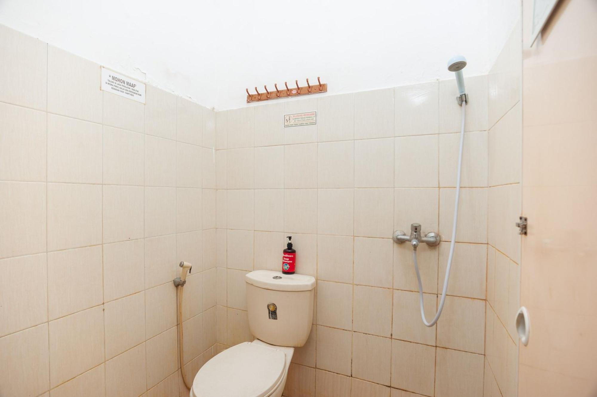 Отель Reddoorz Syariah Near Grand Galaxy Park Ceger Номер фото